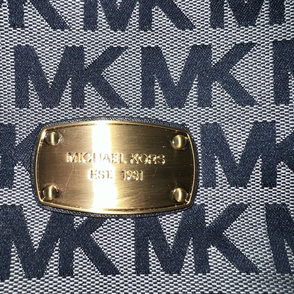 Michael Kors Luxury Studded Astor Large Shoulder Bag Tote NWT - Picture 7 of 10